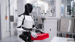 <strong>马斯克：特斯拉计划明年公开发售Optimu</strong>