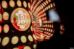 <b>比特币价格暴跌至 8 万美元以下，加密货币跌势</b>