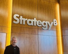 <strong>比特币价格徘徊在 7.6 万美元左右，策略</strong>