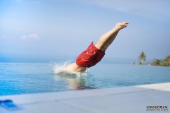 <strong>“黑色星期一”！全球股市齐跌，纳指期</strong>