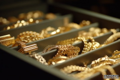 <strong>越跌越买？新加坡散户排长龙抢购黄金</strong>