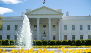 <strong>特朗普在白宫主持加密货币峰会，业界和</strong>